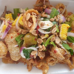 ยำแคมหมูปลากรอบ