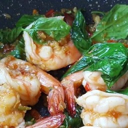 ข้าว..กุ้งผัดพริกใบโหระพา