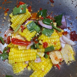 ยำข้าวโพดปลากรอบ