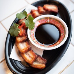 E7 หมูแดงล้วน