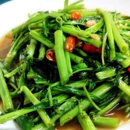 ผัดผักบุ้งน้ำมันหอยหมูสับราดข้าว