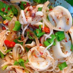 ยำขนมจีนปลาหมึก