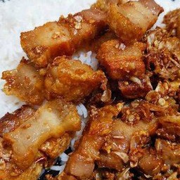 ข้าวหมูกรอบทอดกระเทียม