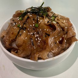 [อร่อยซ่ากับโค้ก] ข้าวหน้าหมูย่างฮอกไกโด +  โค้ก ออริจินัล (ขวด)
