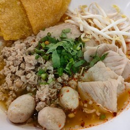 ก๋วยเตี๋ยวต้มยำ + ยำเกี๊ยวกรอบ