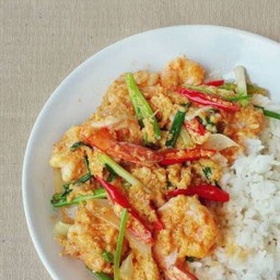 ข้าวหน้ากุ้งผัดผงกระหรี่ เมนูนี้ใส่พริกเผา