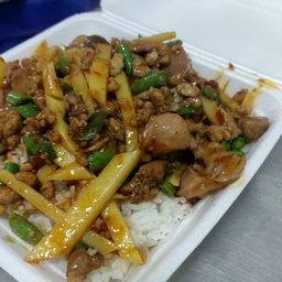 พริกแกงเครื่องในไก่หน่อไม้เหลืองถั่วฝักยาวราดข้าว