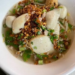 ก๋วยเตี๋ยวต้มยำลูกชิ้นปลา