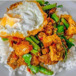 หมูกรอบผัดพริกแกงราดข้าว