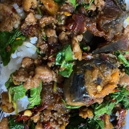 ข้าวกระเพราไข่เยี่ยวม้าปนหมูสับ