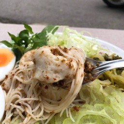 ขนมจีนแกงป่าลูกชิ้นปลากราย