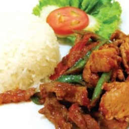 พริกแกงหมูราดข้าว