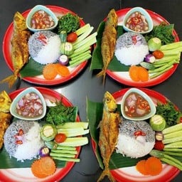 ข้าวสองสีปลาทูบูดูมะนาวผักรวม