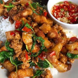 ข้าวราดกระเพราสามชั้นทอดผัดพริกแห้ง