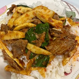 ข้าวเนื้อผัดพริกแกงใส่หน่อไม้