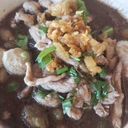 ก๋วยเตี๋ยว ป้าเล็ก หน้าเทคนิค หยกจัง ถนนหลักเมือง