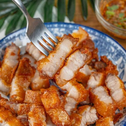 ข้าวหมูสามชั้นทอดน้ำปลา+น้ำจิ้มแจ่ว