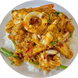 ข้าวหน้าหมึกผัดผงกระหรี่ เมนูนี้ใส่พริกเผา