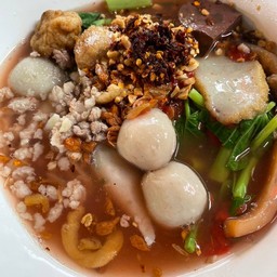 ก๋วยเตี๋ยวเย็นตาโฟต้มยำลูกชิ้นปลา
