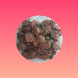 ข้าวราดกะเพราลูกชิ้นอร่อย