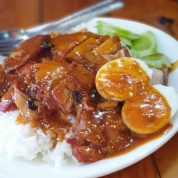 นู๋หลิว  ข้าวหมูแดง และก๋วยเตี๋ยวบะหมี่ หมูรมควัน