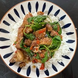 ข้าวกระเพราหมูกรอบ