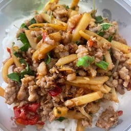 กะเพราหน่อไม้หมูสับ