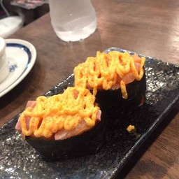 ซูชิแซลมอนซอสไข่กุ้ง
