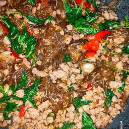 กระเพราวุ้นเส้นไก่