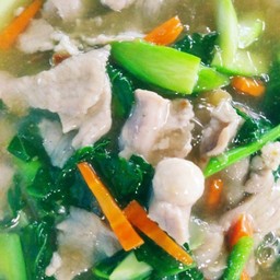 เส้นใหญราดหน้าหมูหมัก