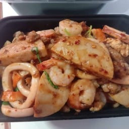 กะเพรา รวมมิตร หมู หมึก กุ้ง หมูยอ