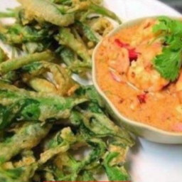 ยำผักบุ้งทอดกรอบ