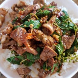 กระเพราเครื่องในไก่ราดข้าว