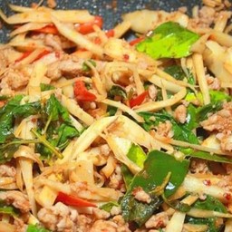 กระเพราไก่หน่อไม้ดอง