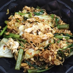 มาม่าผัดแห้งพ่นไฟ(ไก่หมัก)