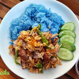 หมูหมักคั่วกระเทียมพริกสด ข้าวเหนียวอัญชัน