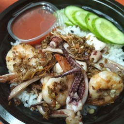 ข้าว(ทะเล)ทอดกระเทียมพริกไทย