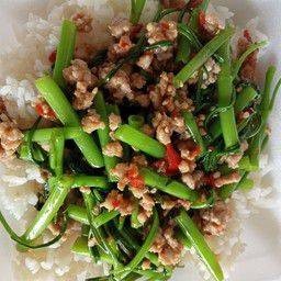 ผัดผักบุ้งราดข้าว