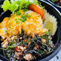 ข้าวกะเพราเนื้อสับไข่ยู่ยี่