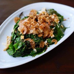 ใบเหมียงผัดไข่ใส่กุ้งเสียบ