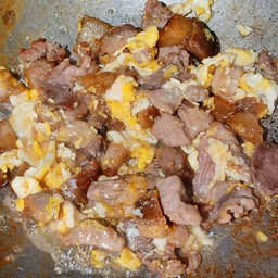 หมูผัดไข่