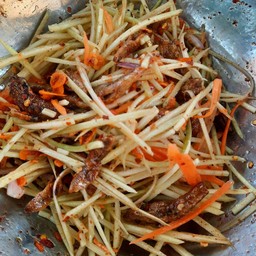 ยำมะม่วงปลากรอบแซ่บๆ