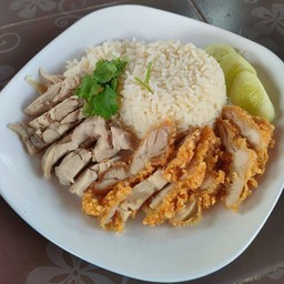 โกหลวง ข้าวมันไก่ ต้มเลือดหมู ข้าวยำไก่แซ่บ -