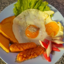 ไข่กระทะทรงเครื่อง(ไส้กรอกลมควันไก่ไม่หั่น)