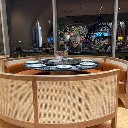 โต๊ะริมกระจกเห็นวิวแม่น้ำ