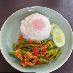 ข้าวพริกแกงไก่ไข่ดาว