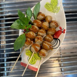 ลูกชิ้นปิ้งหมู ชุดละ 2 ไม้