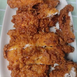 ข้าวสะโพกไก่หั่นชิ้นทอด