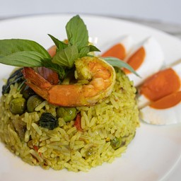 ข้าวผัดเขียวหวานกุ้ง + ไข่เค็ม