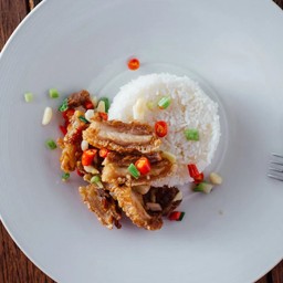 ข้าวหมูกรอบคั่วพริกเกลือ